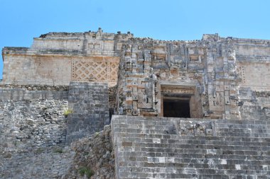 Sihirbazlık Piramidi. Meksika 'nın Uxmal şehrinde bulunan bir Mezoamerikan piramididir. Ayrıca Cüce Piramidi ve Bulmaca Piramidi olarak da bilinir. Piramit Uxmal' in en yüksek ve en tanınır yapısıdır.