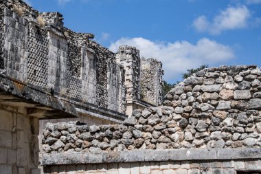 Uxmal Arkeolojik Kompleksi Yucatan Yarımadası 'ndaki en iyi korunmuş Maya kalıntılarıdır. Bölgenin temsilci binaları şunlardır: Lider Sarayı, Sihirbazın Piramidi, İdari Saray, spor müsabakaları için kullanılan platform, Kuş Evi;