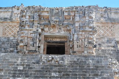Sihirbazlık Piramidi. Meksika 'nın Uxmal şehrinde bulunan bir Mezoamerikan piramididir. Ayrıca Cüce Piramidi ve Bulmaca Piramidi olarak da bilinir. Piramit Uxmal' in en yüksek ve en tanınır yapısıdır.