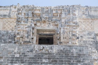 Uxmal Arkeolojik Kompleksi-Mimari Detaylar. Yucatan Yarımadası 'ndaki en iyi korunmuş Maya bölgesidir. Sitenin temsili yapıları: Sihirbazın Piramidi, Yönetim Sarayı, Büyük Piramit