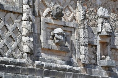 Uxmal Arkeolojik Kompleksi-Mimari Detaylar. Yucatan Yarımadası 'ndaki en iyi korunmuş Maya bölgesidir. Sitenin temsili yapıları: Sihirbazın Piramidi, Yönetim Sarayı, Büyük Piramit