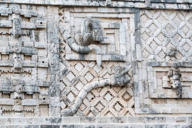 Uxmal Arkeolojik Kompleksi-Mimari Detaylar. Yucatan Yarımadası 'ndaki en iyi korunmuş Maya bölgesidir. Sitenin temsili yapıları: Sihirbazın Piramidi, Yönetim Sarayı, Büyük Piramit