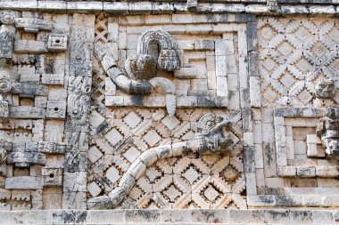 Uxmal Arkeolojik Kompleksi-Mimari Detaylar. Yucatan Yarımadası 'ndaki en iyi korunmuş Maya bölgesidir. Sitenin temsili yapıları: Sihirbazın Piramidi, Yönetim Sarayı, Büyük Piramit