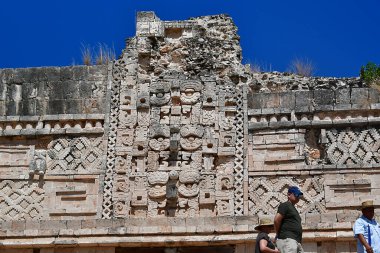 Uxmal Arkeolojik Kompleksi-Mimari Detaylar. Yucatan Yarımadası 'ndaki en iyi korunmuş Maya bölgesidir. Sitenin temsili yapıları: Sihirbazın Piramidi, Yönetim Sarayı, Büyük Piramit