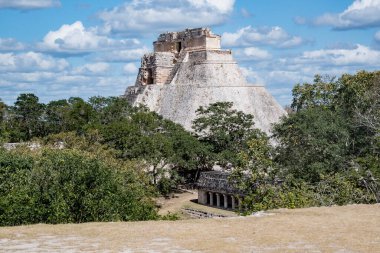 Sihirbazlık Piramidi. Meksika 'nın Uxmal şehrinde bulunan bir Mezoamerikan piramididir. Ayrıca Cüce Piramidi ve Bulmaca Piramidi olarak da bilinir. Piramit Uxmal' in en yüksek ve en tanınır yapısıdır.