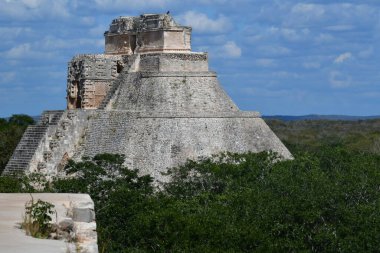 Sihirbazlık Piramidi. Meksika 'nın Uxmal şehrinde bulunan bir Mezoamerikan piramididir. Ayrıca Cüce Piramidi ve Bulmaca Piramidi olarak da bilinir. Piramit Uxmal' in en yüksek ve en tanınır yapısıdır.