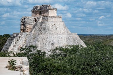 Sihirbazlık Piramidi. Meksika 'nın Uxmal şehrinde bulunan bir Mezoamerikan piramididir. Ayrıca Cüce Piramidi ve Bulmaca Piramidi olarak da bilinir. Piramit Uxmal' in en yüksek ve en tanınır yapısıdır.