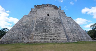 Sihirbazlık Piramidi. Meksika 'nın Uxmal şehrinde bulunan bir Mezoamerikan piramididir. Ayrıca Cüce Piramidi ve Bulmaca Piramidi olarak da bilinir. Piramit Uxmal' in en yüksek ve en tanınır yapısıdır.