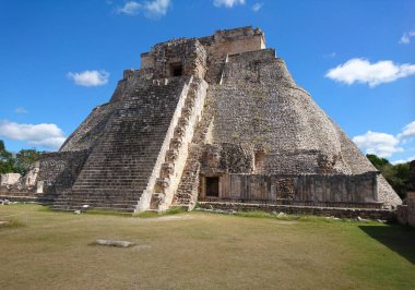 Sihirbazlık Piramidi. Meksika 'nın Uxmal şehrinde bulunan bir Mezoamerikan piramididir. Ayrıca Cüce Piramidi ve Bulmaca Piramidi olarak da bilinir. Piramit Uxmal' in en yüksek ve en tanınır yapısıdır.