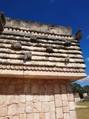 Uxmal Arkeolojik Kompleksi Yucatan Yarımadası 'ndaki en iyi korunmuş Maya kalıntılarıdır. Bölgenin temsilci binaları şunlardır: Lider Sarayı, Sihirbazın Piramidi, İdari Saray, spor müsabakaları için kullanılan platform, Kuş Evi;
