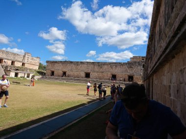 Uxmal Arkeolojik Kompleksi Yucatan Yarımadası 'ndaki en iyi korunmuş Maya kalıntılarıdır. Bölgenin temsilci binaları şunlardır: Lider Sarayı, Sihirbazın Piramidi, İdari Saray, spor müsabakaları için kullanılan platform, Kuş Evi;