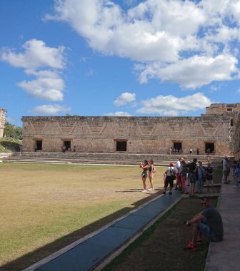 Uxmal Arkeolojik Kompleksi Yucatan Yarımadası 'ndaki en iyi korunmuş Maya kalıntılarıdır. Bölgenin temsilci binaları şunlardır: Lider Sarayı, Sihirbazın Piramidi, İdari Saray, spor müsabakaları için kullanılan platform, Kuş Evi;