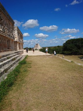 Uxmal Arkeolojik Kompleksi Yucatan Yarımadası 'ndaki en iyi korunmuş Maya kalıntılarıdır. Bölgenin temsilci binaları şunlardır: Lider Sarayı, Sihirbazın Piramidi, İdari Saray, spor müsabakaları için kullanılan platform, Kuş Evi;