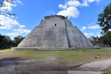 Sihirbazlık Piramidi. Meksika 'nın Uxmal şehrinde bulunan bir Mezoamerikan piramididir. Ayrıca Cüce Piramidi ve Bulmaca Piramidi olarak da bilinir. Piramit Uxmal' in en yüksek ve en tanınır yapısıdır.
