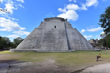 Sihirbazlık Piramidi. Meksika 'nın Uxmal şehrinde bulunan bir Mezoamerikan piramididir. Ayrıca Cüce Piramidi ve Bulmaca Piramidi olarak da bilinir. Piramit Uxmal' in en yüksek ve en tanınır yapısıdır.