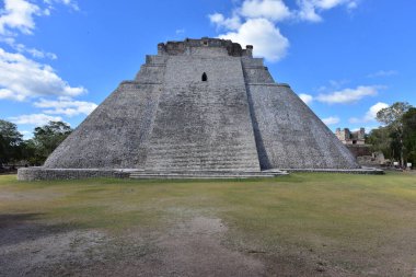 Sihirbazlık Piramidi. Meksika 'nın Uxmal şehrinde bulunan bir Mezoamerikan piramididir. Ayrıca Cüce Piramidi ve Bulmaca Piramidi olarak da bilinir. Piramit Uxmal' in en yüksek ve en tanınır yapısıdır.