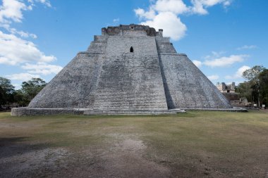 Sihirbazlık Piramidi. Meksika 'nın Uxmal şehrinde bulunan bir Mezoamerikan piramididir. Ayrıca Cüce Piramidi ve Bulmaca Piramidi olarak da bilinir. Piramit Uxmal' in en yüksek ve en tanınır yapısıdır.