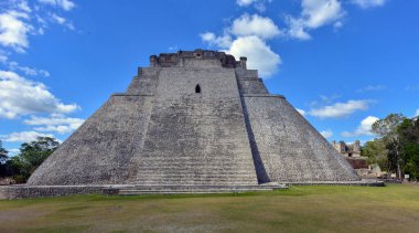 Sihirbazlık Piramidi. Meksika 'nın Uxmal şehrinde bulunan bir Mezoamerikan piramididir. Ayrıca Cüce Piramidi ve Bulmaca Piramidi olarak da bilinir. Piramit Uxmal' in en yüksek ve en tanınır yapısıdır.