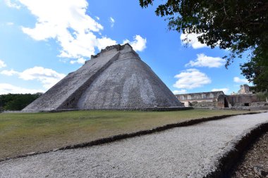 Sihirbazlık Piramidi. Meksika 'nın Uxmal şehrinde bulunan bir Mezoamerikan piramididir. Ayrıca Cüce Piramidi ve Bulmaca Piramidi olarak da bilinir. Piramit Uxmal' in en yüksek ve en tanınır yapısıdır.