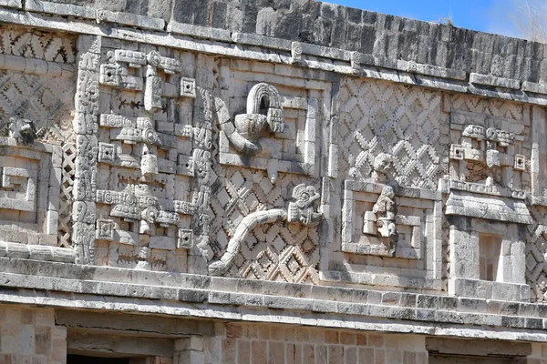 Uxmal Arkeolojik Kompleksi-Mimari Detaylar. Yucatan Yarımadası 'ndaki en iyi korunmuş Maya bölgesidir. Sitenin temsili yapıları: Sihirbazın Piramidi, Yönetim Sarayı, Büyük Piramit
