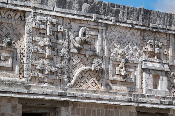Uxmal Arkeolojik Kompleksi-Mimari Detaylar. Yucatan Yarımadası 'ndaki en iyi korunmuş Maya bölgesidir. Sitenin temsili yapıları: Sihirbazın Piramidi, Yönetim Sarayı, Büyük Piramit