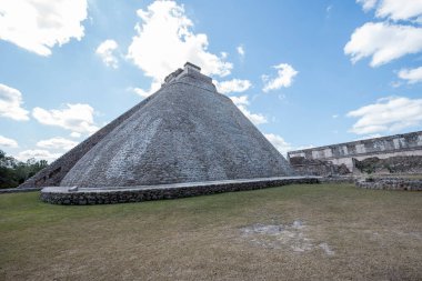 Sihirbazlık Piramidi. Meksika 'nın Uxmal şehrinde bulunan bir Mezoamerikan piramididir. Ayrıca Cüce Piramidi ve Bulmaca Piramidi olarak da bilinir. Piramit Uxmal' in en yüksek ve en tanınır yapısıdır.
