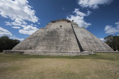 Sihirbazlık Piramidi. Meksika 'nın Uxmal şehrinde bulunan bir Mezoamerikan piramididir. Ayrıca Cüce Piramidi ve Bulmaca Piramidi olarak da bilinir. Piramit Uxmal' in en yüksek ve en tanınır yapısıdır.