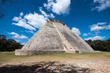 Sihirbazlık Piramidi. Meksika 'nın Uxmal şehrinde bulunan bir Mezoamerikan piramididir. Ayrıca Cüce Piramidi ve Bulmaca Piramidi olarak da bilinir. Piramit Uxmal' in en yüksek ve en tanınır yapısıdır.