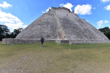 Sihirbazlık Piramidi. Meksika 'nın Uxmal şehrinde bulunan bir Mezoamerikan piramididir. Ayrıca Cüce Piramidi ve Bulmaca Piramidi olarak da bilinir. Piramit Uxmal' in en yüksek ve en tanınır yapısıdır.