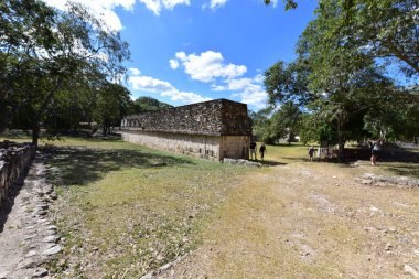 Uxmal Arkeolojik Kompleksi Yucatan Yarımadası 'ndaki en iyi korunmuş Maya kalıntılarıdır. Bölgenin temsilci binaları şunlardır: Lider Sarayı, Sihirbazın Piramidi, İdari Saray, spor müsabakaları için kullanılan platform, Kuş Evi;