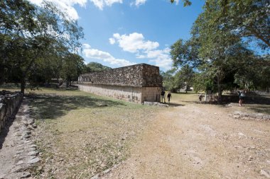Uxmal Arkeolojik Kompleksi Yucatan Yarımadası 'ndaki en iyi korunmuş Maya kalıntılarıdır. Bölgenin temsilci binaları şunlardır: Lider Sarayı, Sihirbazın Piramidi, İdari Saray, spor müsabakaları için kullanılan platform, Kuş Evi;