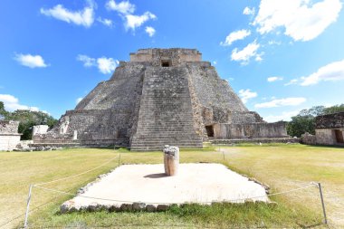 Sihirbazlık Piramidi. Meksika 'nın Uxmal şehrinde bulunan bir Mezoamerikan piramididir. Ayrıca Cüce Piramidi ve Bulmaca Piramidi olarak da bilinir. Piramit Uxmal' in en yüksek ve en tanınır yapısıdır.