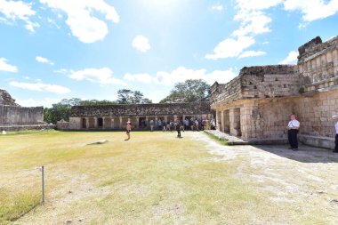 Uxmal Arkeolojik Kompleksi Yucatan Yarımadası 'ndaki en iyi korunmuş Maya kalıntılarıdır. Bölgenin temsilci binaları şunlardır: Lider Sarayı, Sihirbazın Piramidi, İdari Saray, spor müsabakaları için kullanılan platform, Kuş Evi;