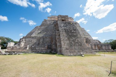Sihirbazlık Piramidi. Meksika 'nın Uxmal şehrinde bulunan bir Mezoamerikan piramididir. Ayrıca Cüce Piramidi ve Bulmaca Piramidi olarak da bilinir. Piramit Uxmal' in en yüksek ve en tanınır yapısıdır.