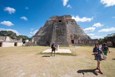 Sihirbazlık Piramidi. Meksika 'nın Uxmal şehrinde bulunan bir Mezoamerikan piramididir. Ayrıca Cüce Piramidi ve Bulmaca Piramidi olarak da bilinir. Piramit Uxmal' in en yüksek ve en tanınır yapısıdır.