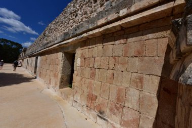 Uxmal Arkeolojik Kompleksi Yucatan Yarımadası 'ndaki en iyi korunmuş Maya kalıntılarıdır. Bölgenin temsilci binaları şunlardır: Lider Sarayı, Sihirbazın Piramidi, İdari Saray, spor müsabakaları için kullanılan platform, Kuş Evi;