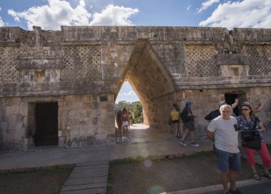 Uxmal Arkeolojik Kompleksi Yucatan Yarımadası 'ndaki en iyi korunmuş Maya kalıntılarıdır. Bölgenin temsilci binaları şunlardır: Lider Sarayı, Sihirbazın Piramidi, İdari Saray, spor müsabakaları için kullanılan platform, Kuş Evi;