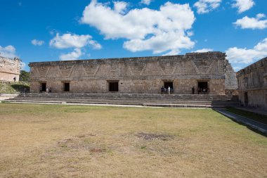 Uxmal Arkeolojik Kompleksi Yucatan Yarımadası 'ndaki en iyi korunmuş Maya kalıntılarıdır. Bölgenin temsilci binaları şunlardır: Lider Sarayı, Sihirbazın Piramidi, İdari Saray, spor müsabakaları için kullanılan platform, Kuş Evi;