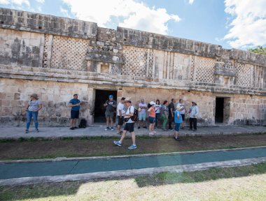 Uxmal 'deki turistler Yucatan Yarımadası' ndaki en iyi korunmuş Maya kalıntılarından biri. Bölgenin temsili yapıları şunlar: Lider Sarayı, Sihirbaz Piramidi, İdari Saray, spor müsabakaları için kullanılan platform, Kuş Evi, Büyük Piramit