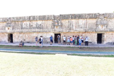 Uxmal 'deki turistler Yucatan Yarımadası' ndaki en iyi korunmuş Maya kalıntılarından biri. Bölgenin temsili yapıları şunlar: Lider Sarayı, Sihirbaz Piramidi, İdari Saray, spor müsabakaları için kullanılan platform, Kuş Evi, Büyük Piramit