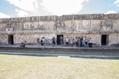 Uxmal 'deki turistler Yucatan Yarımadası' ndaki en iyi korunmuş Maya kalıntılarından biri. Bölgenin temsili yapıları şunlar: Lider Sarayı, Sihirbaz Piramidi, İdari Saray, spor müsabakaları için kullanılan platform, Kuş Evi, Büyük Piramit