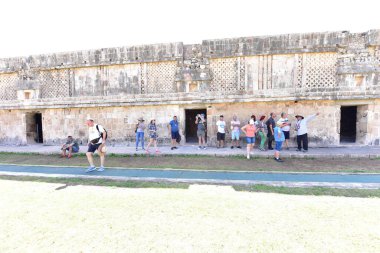 Uxmal 'deki turistler Yucatan Yarımadası' ndaki en iyi korunmuş Maya kalıntılarından biri. Bölgenin temsili yapıları şunlar: Lider Sarayı, Sihirbaz Piramidi, İdari Saray, spor müsabakaları için kullanılan platform, Kuş Evi, Büyük Piramit