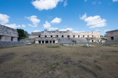 Uxmal Arkeolojik Kompleksi Yucatan Yarımadası 'ndaki en iyi korunmuş Maya kalıntılarıdır. Bölgenin temsilci binaları şunlardır: Lider Sarayı, Sihirbazın Piramidi, İdari Saray, spor müsabakaları için kullanılan platform, Kuş Evi;