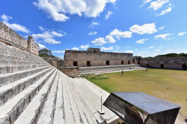 Uxmal Arkeolojik Kompleksi Yucatan Yarımadası 'ndaki en iyi korunmuş Maya kalıntılarıdır. Bölgenin temsilci binaları şunlardır: Lider Sarayı, Sihirbazın Piramidi, İdari Saray, spor müsabakaları için kullanılan platform, Kuş Evi;