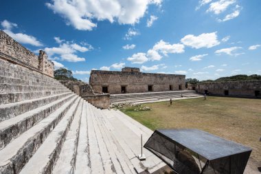 Uxmal Arkeolojik Kompleksi Yucatan Yarımadası 'ndaki en iyi korunmuş Maya kalıntılarıdır. Bölgenin temsilci binaları şunlardır: Lider Sarayı, Sihirbazın Piramidi, İdari Saray, spor müsabakaları için kullanılan platform, Kuş Evi;