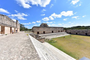 Uxmal Arkeolojik Kompleksi Yucatan Yarımadası 'ndaki en iyi korunmuş Maya kalıntılarıdır. Bölgenin temsilci binaları şunlardır: Lider Sarayı, Sihirbazın Piramidi, İdari Saray, spor müsabakaları için kullanılan platform, Kuş Evi;