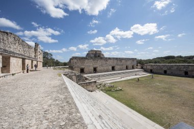 Uxmal Arkeolojik Kompleksi Yucatan Yarımadası 'ndaki en iyi korunmuş Maya kalıntılarıdır. Bölgenin temsilci binaları şunlardır: Lider Sarayı, Sihirbazın Piramidi, İdari Saray, spor müsabakaları için kullanılan platform, Kuş Evi;