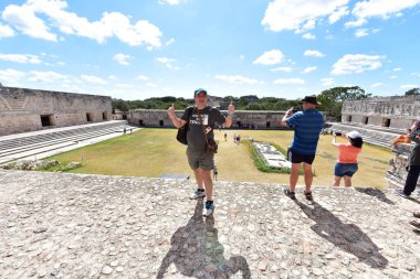 Uxmal 'deki turistler Yucatan Yarımadası' ndaki en iyi korunmuş Maya kalıntılarından biri. Bölgenin temsili yapıları şunlar: Lider Sarayı, Sihirbaz Piramidi, İdari Saray, spor müsabakaları için kullanılan platform, Kuş Evi, Büyük Piramit