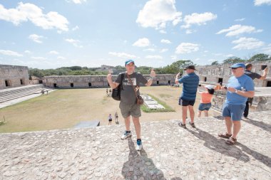 Uxmal 'deki turistler Yucatan Yarımadası' ndaki en iyi korunmuş Maya kalıntılarından biri. Bölgenin temsili yapıları şunlar: Lider Sarayı, Sihirbaz Piramidi, İdari Saray, spor müsabakaları için kullanılan platform, Kuş Evi, Büyük Piramit