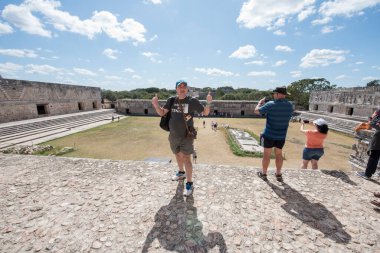 Uxmal 'deki turistler Yucatan Yarımadası' ndaki en iyi korunmuş Maya kalıntılarından biri. Bölgenin temsili yapıları şunlar: Lider Sarayı, Sihirbaz Piramidi, İdari Saray, spor müsabakaları için kullanılan platform, Kuş Evi, Büyük Piramit